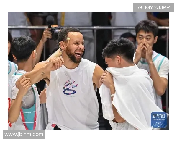 姚明与外国友人亲密合照展现国际友谊与篮球魅力